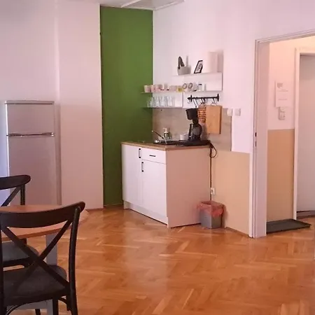 Land House Apartment *