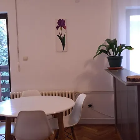 Apartament Land House