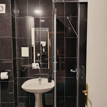 Apartament Land House *