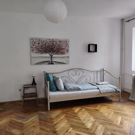 Apartament Land House